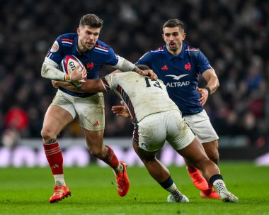 Fransa 'dan Matthieu Jalibert, 2025 Guinness 6 Milletler Kupası' nda İngiltere ile Fransa arasındaki Allianz Stadyumu, Twickenham, Birleşik Krallık 'ta oynanan karşılaşmada İngiltere' den Ollie Lawrence tarafından yenildi.