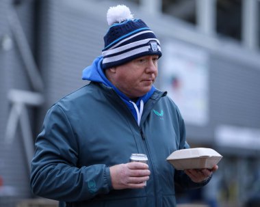 Preston North End taraftarı, 8 Şubat 2025 'te İngiltere' nin Deepdale kentinde oynanan Preston North End-Wycombe Wanderers maçından önce bir turta kazandı.