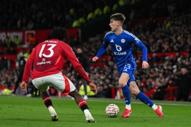 Leicester City 'den Luke Thomas, 7 Şubat 2025' te Old Trafford, Manchester 'da oynanan dördüncü tur Manchester United - Leicester City karşılaşmasında topu ileri taşıyor.
