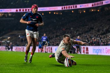 İngiltere 'nin Ben Earl' ü, 2025 Guinness 6 Milletler Kupası 'nda Fransa' ya karşı Allianz Stadyumu, Twickenham, Birleşik Krallık, 8 Şubat 2025 'te oynanan karşılaşmada Fransız Louis Bielle-Biarrey' in önünde topa dokundu.