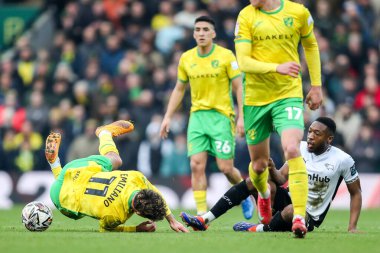 Norwich City 'den Emiliano Marcondes, Derby County' den Ebou Adams tarafından 8 Şubat 2025 'te Norwich City - Derby County, Carrow Road, Norwich, İngiltere' de oynanan Sky Bet Şampiyonası karşılaşmasında meydan okundu.