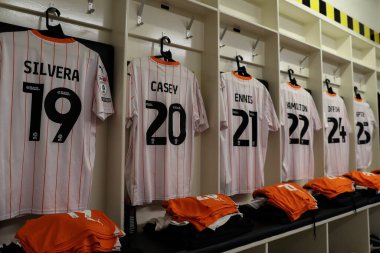 Blackpool oyuncularının soyunma odasında asılı duran tişörtleri Sky Bet 1 karşılaşması öncesinde Burton Albion 'a karşı Blackpool Pirelli Stadyumu, Burton üzerine Trent, İngiltere, 8 Şubat 2025