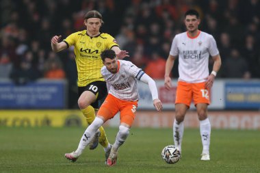 Blackpool 'dan James Husband, Burton Albion' dan Jn Dai Bvarsson 'u 8 Şubat 2025 tarihinde İngiltere' nin Trent kentindeki Pirelli Stadyumu 'nda oynanan Sky Bet 1 karşılaşmasında durdurdu.