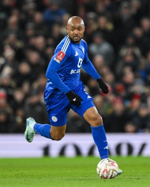 Leicester City 'den Jordan Ayew, 7 Şubat 2025 tarihinde Old Trafford, Manchester, İngiltere' de oynanan dördüncü tur Manchester United - Leicester City karşılaşmasında topla bir çıkış yaptı.