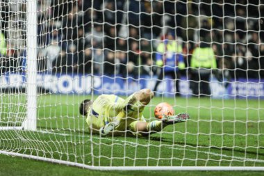 Preston North End 'den Freddie Woodman, 8 Şubat 2025' te İngiltere 'nin Deepdale kentinde oynanan Preston North End-Wycombe Wanderers maçında penaltıyı kurtardı.