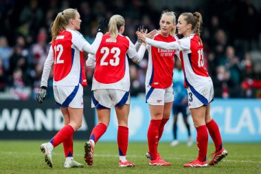 Arsenal 'den Stina Blackstenius, 9 Şubat 2025' te İngiltere 'nin Borehamwood kentindeki Managata Stadyumu' nda oynanan Adobe Kadınlar 5. Raund Arsenal Women vs London City Lionses maçında takım arkadaşlarıyla yaptığı maçı 2-0 kazanarak kutluyor.