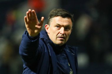 Preston North End 'in Paul Heckingbottom teknik direktörü, 8 Şubat 2025' te Deepdale, Preston, İngiltere 'de oynanan Emirates FA Cup maçı sonrasında ev sahibi taraftarlara el salladı.