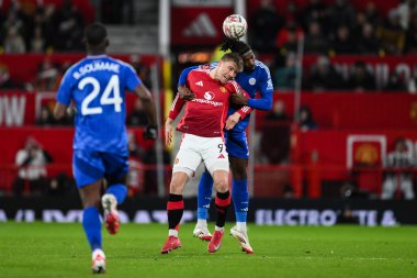 Manchester United 'dan Rasmus Hjlund ve Leicester City' den Caleb Okoli, 7 Şubat 2025 tarihinde Old Trafford, Manchester, Birleşik Krallık 'ta oynanan 4.