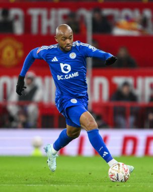 Leicester City 'den Jordan Ayew, 7 Şubat 2025 tarihinde Old Trafford, Manchester, İngiltere' de oynanan dördüncü tur Manchester United - Leicester City karşılaşmasında topla bir çıkış yaptı.
