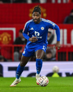 Leicester City 'den Caleb Okoli, 7 Şubat 2025 tarihinde Old Trafford, Manchester, İngiltere' de oynanan dördüncü tur Manchester United - Leicester City karşılaşmasında topla bir çıkış yaptı.