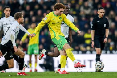 Norwich City 'den Josh Sargent, 8 Şubat 2025' te Norwich City, Norwich County ile Derby County arasındaki Sky Bet Şampiyonası maçında çekim yapıyor.