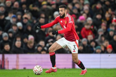 Manchester United takımından Noussair Mazraoui, 7 Şubat 2025 tarihinde Old Trafford, Manchester, İngiltere 'de oynanan dördüncü tur müsabaka Manchester United - Leicester City karşılaşmasında topa vuruyor.
