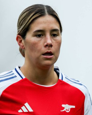 Arsenal 'den Kyra Cooney-Cross, 9 Şubat 2025' te İngiltere 'nin Borehamwood kentindeki Managata Pay UK Stadyumu' nda oynanan Adobe Kadınlar Kupası 5. Raunt Arsenal Women vs London City Lionses maçına bakıyor.