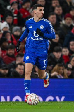Leicester City 'den Bilal El Khannouss, 7 Şubat 2025 tarihinde Old Trafford, Manchester, İngiltere' de oynanan dördüncü tur müsabaka Manchester United - Leicester City karşılaşmasında topa vuruyor.