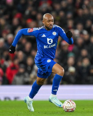 Leicester City 'den Jordan Ayew, 7 Şubat 2025 tarihinde Old Trafford, Manchester, İngiltere' de oynanan dördüncü tur Manchester United - Leicester City karşılaşmasında topla bir çıkış yaptı.