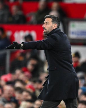 Leicester City 'nin Ruud van Nistelrooy teknik direktörü, 7 Şubat 2025 tarihinde Birleşik Krallık' ın Old Trafford kentindeki Manchester United ile Leicester City arasındaki dördüncü tur karşılaşmasında takımına talimatlar verdi.