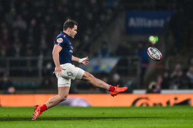 Fransa 'dan Antoine Dupont, 2025 Guinness 6 uluslar arası müsabakada İngiltere ile Fransa arasındaki Allianz Stadyumu, Twickenham, Birleşik Krallık, 8 Şubat 2025
