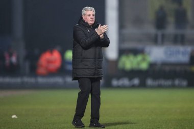 Blackpool 'un baş antrenörü Steve Bruce, 8 Şubat 2025 tarihinde İngiltere' nin Trent kentindeki Pirelli Stadyumu 'nda oynanan 1.