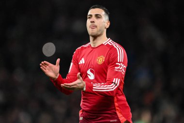 Manchester United takımından Diogo Dalot, 7 Şubat 2025 tarihinde İngiltere 'nin Old Trafford kentinde oynanan dördüncü tur Manchester United - Leicester City karşılaşmasında ev sahibi taraftarları alkışlıyor.
