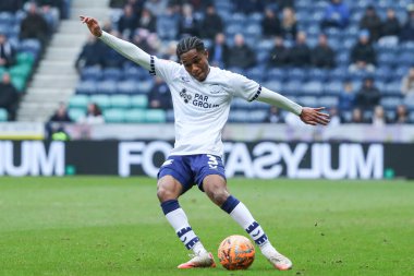 Preston North End takımından Jayden Meghoma, 8 Şubat 2025 tarihinde İngiltere 'nin Deepdale kentinde oynanan Preston North End-Wycombe Wanderers maçında topu ileri atıyor.