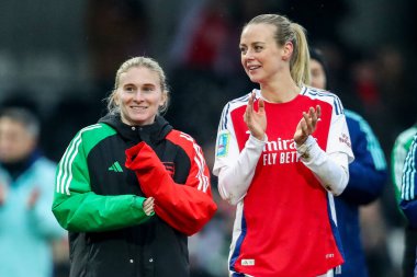 Jenna Nighswonger ve Stina Blackstenius, 9 Şubat 2025 tarihinde Managata Pay UK Stadyumu, Borehamwood, Birleşik Krallık 'ta oynanan Adobe Kadınlar FA Cup 5. Raund Arsenal Women vs London City Lionses maçının ardından takım zaferinin ardından taraftarlarını kabul ettiler.