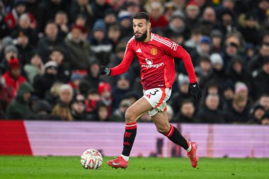 Manchester United takımından Noussair Mazraoui, 7 Şubat 2025 tarihinde Old Trafford, Manchester, İngiltere 'de oynanan dördüncü tur müsabaka Manchester United - Leicester City karşılaşmasında topa vuruyor.