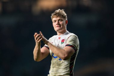 İngiltere 'den Fin Smith, 2025 Guinness 6 uluslar arası müsabakanın sonunda İngiltere ile Fransa arasındaki Allianz Stadyumu, Twickenham, Birleşik Krallık, 8 Şubat 2025' te oynanan karşılaşmayı alkışlıyor.