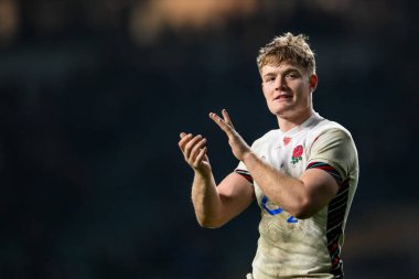 İngiltere 'den Fin Smith, 2025 Guinness 6 uluslar arası müsabakanın sonunda İngiltere ile Fransa arasındaki Allianz Stadyumu, Twickenham, Birleşik Krallık, 8 Şubat 2025' te oynanan karşılaşmayı alkışlıyor.