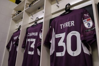 Blackpool 'dan Harry Tyrer' ın tişörtü Sky Bet 1 'in önünde soyunma odasında asılı duruyor. Maç Burton Albion' a karşı Blackpool Pirelli Stadyumu, Burton üzerine Trent, İngiltere, 8 Şubat 2025
