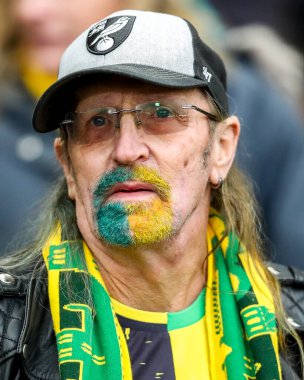 Norwich City taraftarlarından biri 8 Şubat 2025 'te Norwich City, Norwich County ile Derby County arasındaki Sky Bet Şampiyonası maçına bakıyor.