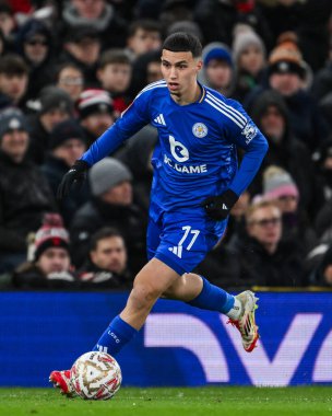 Leicester City 'den Bilal El Khannouss, 7 Şubat 2025 tarihinde Old Trafford, Manchester, İngiltere' de oynanan dördüncü tur müsabaka Manchester United - Leicester City karşılaşmasında topa vuruyor.
