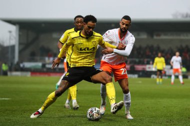 Burton Albion 'dan Terence Vancooten ve Blackpool' dan CJ Hamilton, 8 Şubat 2025 tarihinde İngiltere 'nin Trent kentindeki Pirelli Stadyumu' nda oynanan Sky Bet 1 karşılaşmasında top için savaştılar.
