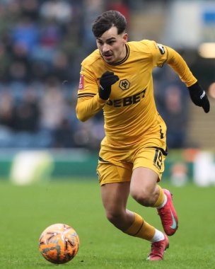 Wolverhampton Wanderers takımından Rodrigo Gomes, 9 Şubat 2025 'te Ewood Park, Blackburn, Birleşik Krallık' ta oynanan dördüncü tur Blackburn Rovers - Wolverhampton Wanderers karşılaşmasında topu aldı.