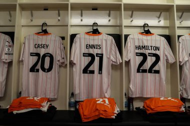 Blackpool oyuncularının soyunma odasında asılı duran tişörtleri Sky Bet 1 karşılaşması öncesinde Burton Albion 'a karşı Blackpool Pirelli Stadyumu, Burton üzerine Trent, İngiltere, 8 Şubat 2025