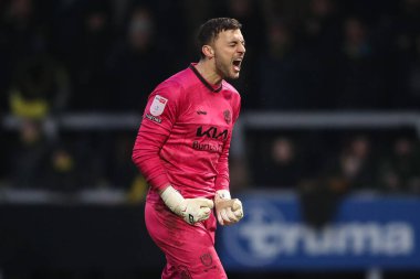 Burton Albion takımından Max Crocombe, 8 Şubat 2025 tarihinde İngiltere 'nin Trent kentindeki Pirelli Stadyumu' nda oynanan 1.