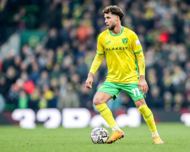 Norwich City 'den Emiliano Marcondes, 8 Şubat 2025' te Norwich City - Derby County, Norwich Road, İngiltere 'de oynanan Sky Bet Şampiyonası maçında topla koşuyor.