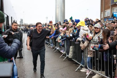 Leeds United takımının teknik direktörü Daniel Farke, 8 Şubat 2025 tarihinde Leeds, İngiltere 'de oynanan dördüncü tur karşılaşması Leeds United - Millwall maçında taraftarlara el sallıyor.