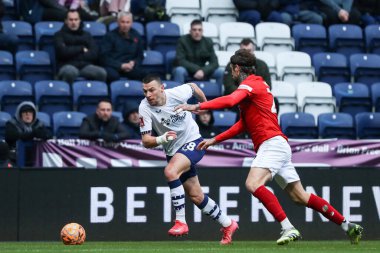 Preston North End 'den Milutin Osmaji Wycombe Wanderers' dan Sonny Bradley 'i geçiyor. 8 Şubat 2025' te Birleşik Krallık 'ın Deepdale kentinde Preston North End' e karşı Wycombe Wanderers maçında.