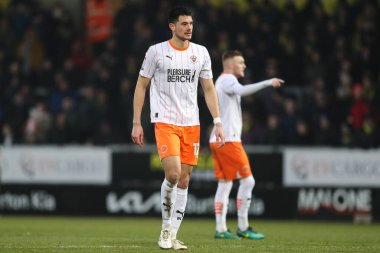 Blackpool takımından Elkan Baggott 8 Şubat 2025 tarihinde İngiltere 'nin Trent kentindeki Pirelli Stadyumu' nda oynanan 1.