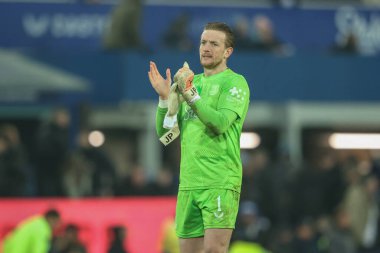 Everton 'dan Jordan Pickford, 8 Şubat 2025 tarihinde İngiltere' nin Liverpool kenti Goodison Park 'ta oynanan dördüncü tur Dünya Kupası karşılaşmasında taraftarları alkışlıyor.
