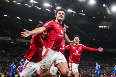 Manchester United 'dan Harry Maguire, 7 Şubat 2025' te Old Trafford, Manchester, İngiltere 'de oynanan dördüncü tur müsabakasında 2-1' lik galibiyet golünü kutluyor.