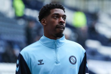 Wycombe Wanderers takımından Tyreeq Bakinson, 8 Şubat 2025 'te İngiltere' nin Deepdale kentinde oynanan Preston North End-Wycombe Wanderers karşılaşması öncesinde ısınıyor.