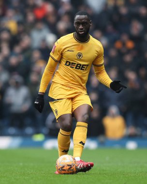 Wolverhampton Wanderers 'dan Toti Gomes, 9 Şubat 2025' te İngiltere 'nin Blackburn kentinde düzenlenen dördüncü tur Blackburn Rovers - Wolverhampton Wanderers maçında pas attı.