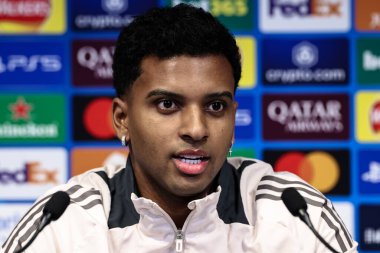 Real Madrid 'den Rodrygo, 10 Şubat 2025 tarihinde Etihad Stadyumu' nda Manchester City - Real Madrid UEFA Şampiyonlar Ligi Basın Konferansı sırasında basına konuştu.