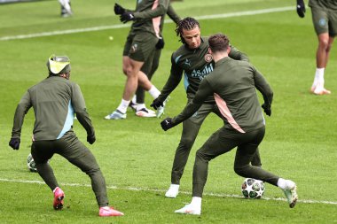 Manchester City 'den Nathan Ak ve Manchester City' den John Stones 10 Şubat 2025 'te Etihad Campus, Manchester' da düzenlenen Manchester Şampiyonlar Ligi Şehir Eğitimi sırasında