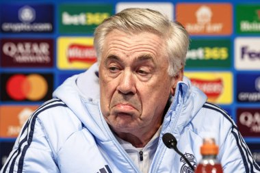Real Madrid 'in teknik direktörü Carlo Ancelotti, 10 Şubat 2025 tarihinde Etihad Stadyumu' nda Manchester City ile Real Madrid arasındaki UEFA Şampiyonlar Ligi Basın Konferansı sırasında basına konuştu.