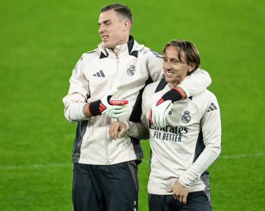 Real Madrid 'den Andriy Lunin ve Real Madrid' den Luka Modri, 10 Şubat 2025 'te Etihad Stadyumu' ndaki UEFA Şampiyonlar Ligi Real Madrid antrenman oturumunda.