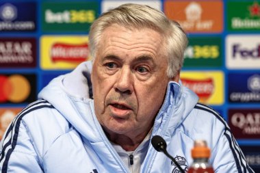 Real Madrid 'in teknik direktörü Carlo Ancelotti, 10 Şubat 2025 tarihinde Etihad Stadyumu' nda Manchester City ile Real Madrid arasındaki UEFA Şampiyonlar Ligi Basın Konferansı sırasında basına konuştu.
