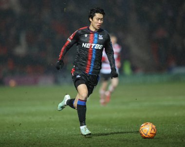 Kristal Saray 'dan Daichi Kamada, Birleşik Krallık' ın Doncaster kentindeki Eco-Power Stadyumu 'nda oynanan 4.