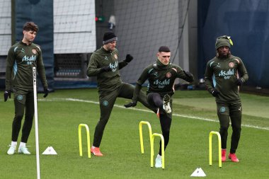 Manchester City 'den Phil Foden ve Manchester City' den Jrmy Doku 10 Şubat 2025 'te Etihad Kampüsü' nde düzenlenen Manchester Şampiyonlar Ligi Şehir Eğitimi sırasında